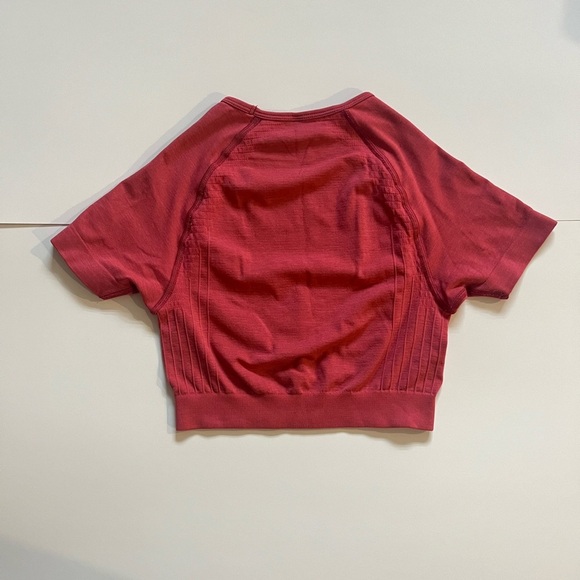 Alphalete Gym Amplify Short Sleeve Crop - Picture 4 of 4